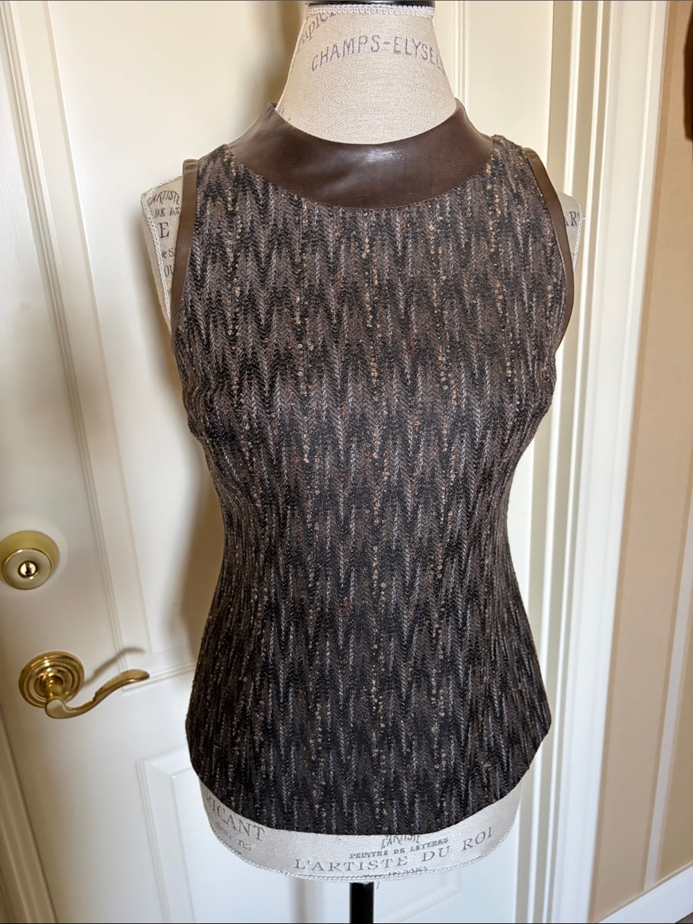 BILL BLASS Beautiful brown gold tweed
Vest.Leather trim.